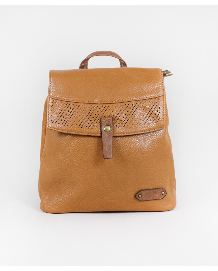 Mochila de mujer con detalle perforado