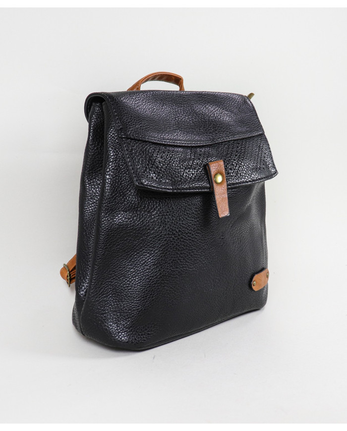 Mochila de mujer con detalle perforado