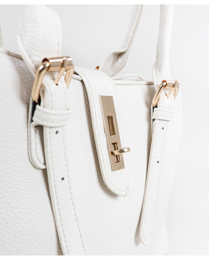 Bolsa de mujeres con aplicaciones metálicas