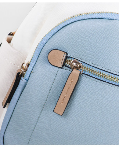 Mochila de mujeres en frente