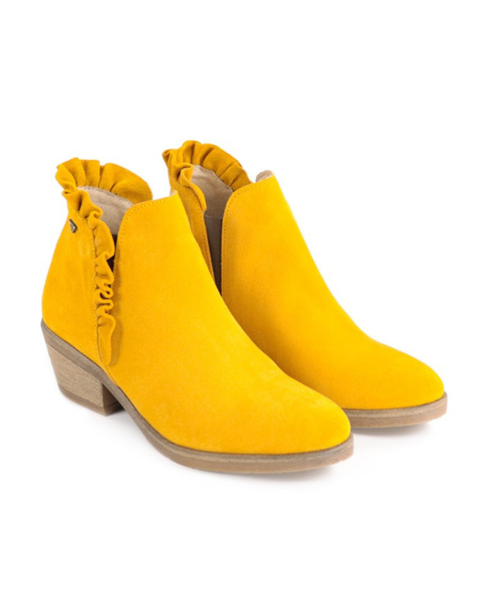Yellow Boots of Lady with Folhos Ginova