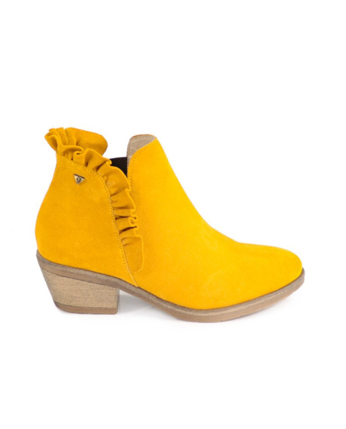 Yellow Boots of Lady with Folhos Ginova