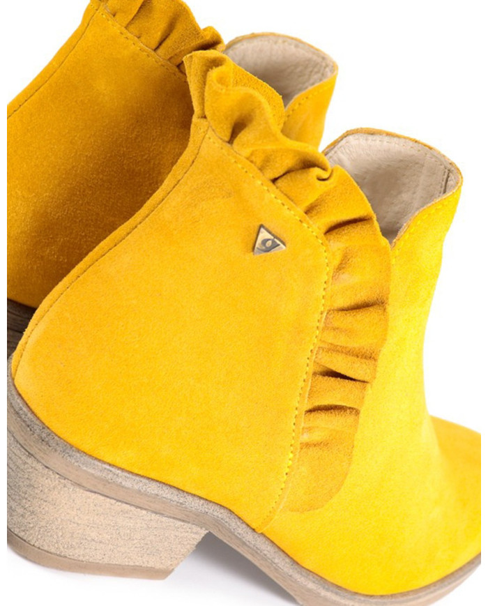 Yellow Boots of Lady with Folhos Ginova