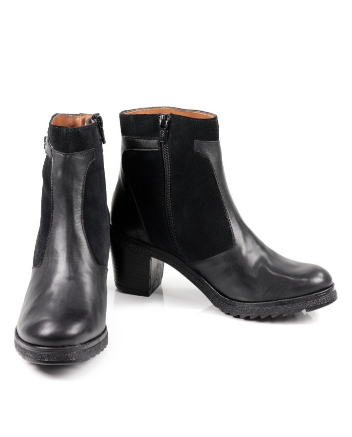 Bota Preta de Salto Médio Ginova em Pele