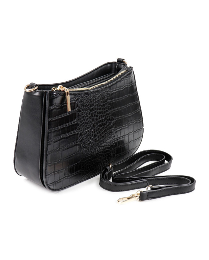 Bolsa de ropa negra de mujer en la mitad de la luna