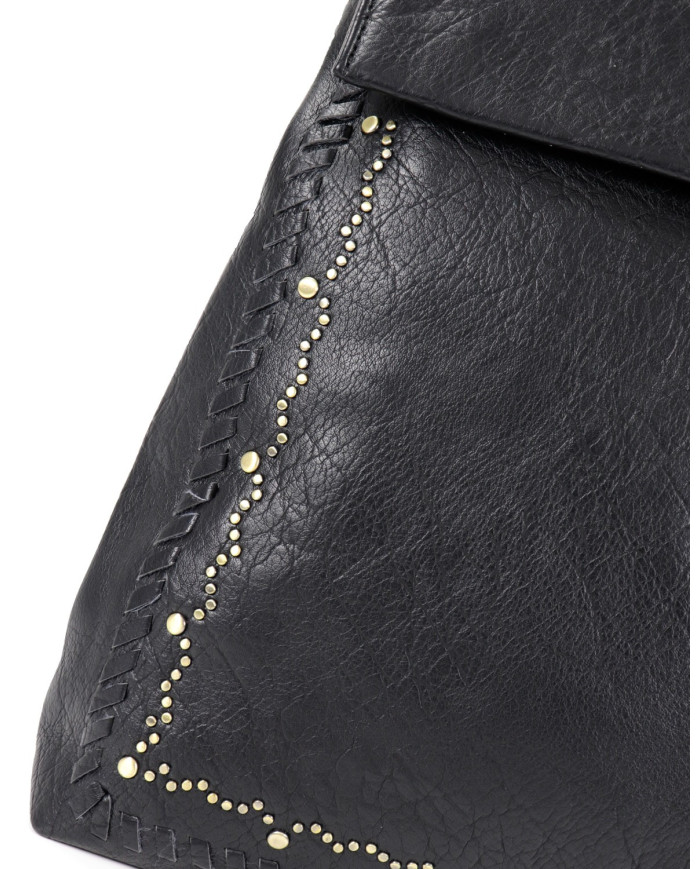 Mochila negra de mujeres con Tachas en el frente