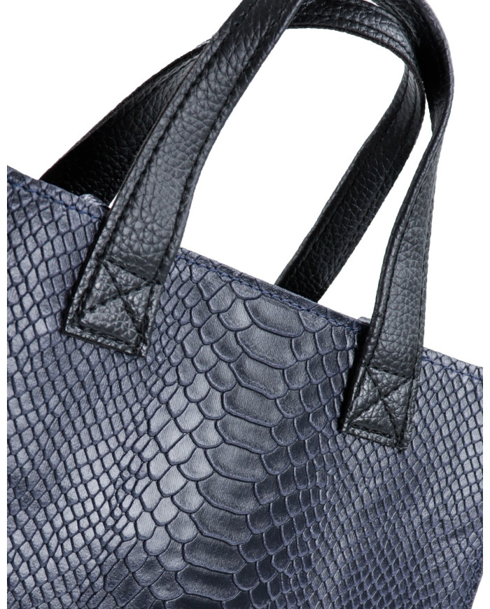 Bolsa de mano azul de las mujeres en la piel