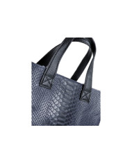 Bolsa de mano azul de las mujeres en la piel