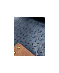 Manijas ajustables de la mochila azul de las mujeres