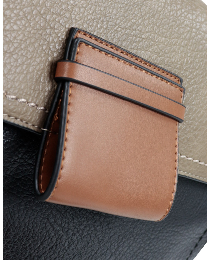 Bolsa de mano negra de mujer elegante