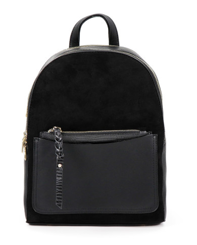 Mochila negra con bolsa frontal