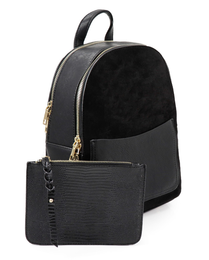 Mochila negra con bolsa frontal