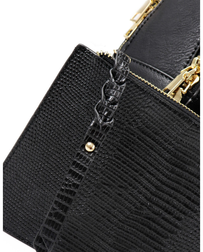 Mochila negra con bolsa frontal