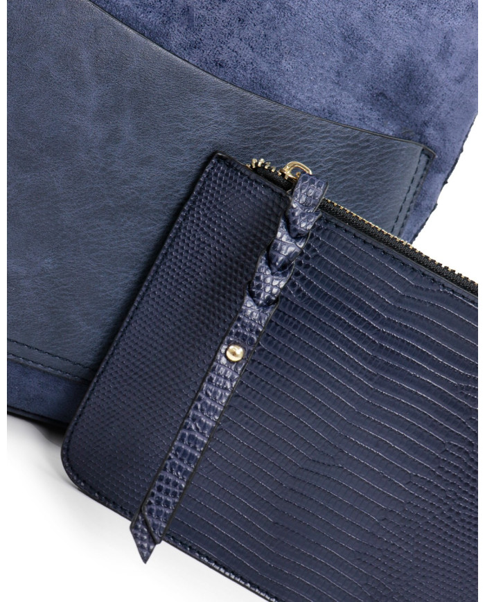 Mochila azul con bolsa frontal