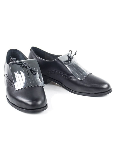 Sapatos Oxford Pretos de Senhora com Franjas e Atacadores em Cordão