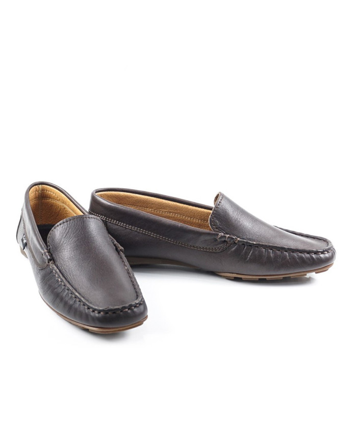 Mocasines de mujeres en la piel