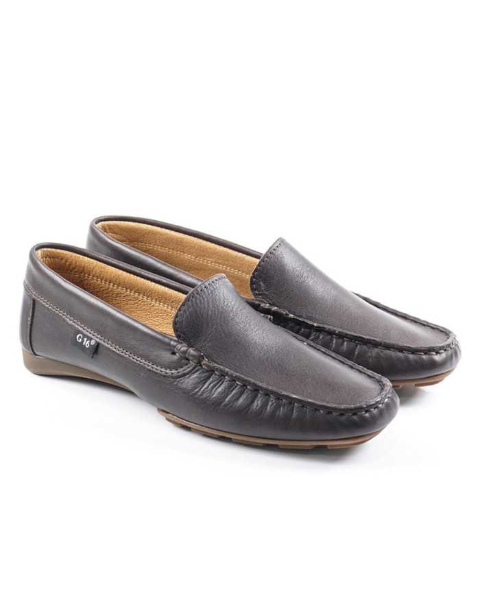 Mocasines de mujeres en la piel