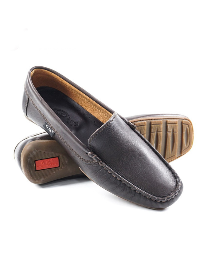 Mocasines de mujeres en la piel