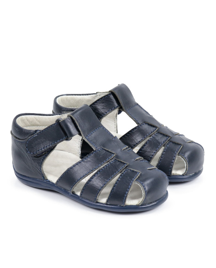 Sandalias de chicas desnudas