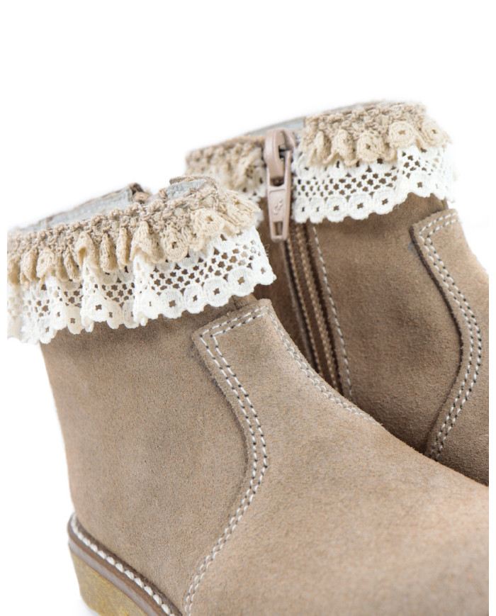 Botas de Criança com Renda e Sola de Borracha