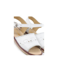 Sandalias Chica con tira perforada