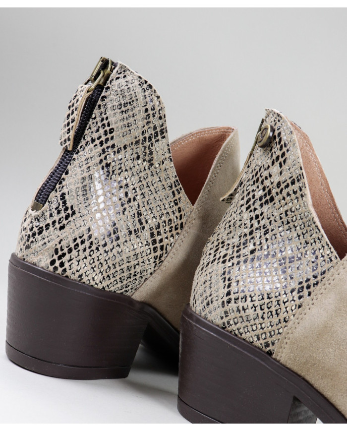 Botas Femininas Ginova em Taupe com Padrão e Fecho Atrás