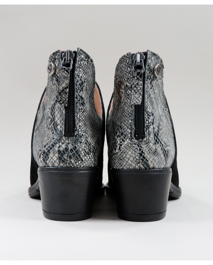 Ginova Women's Boots in Black with Pattern and Clasp Back