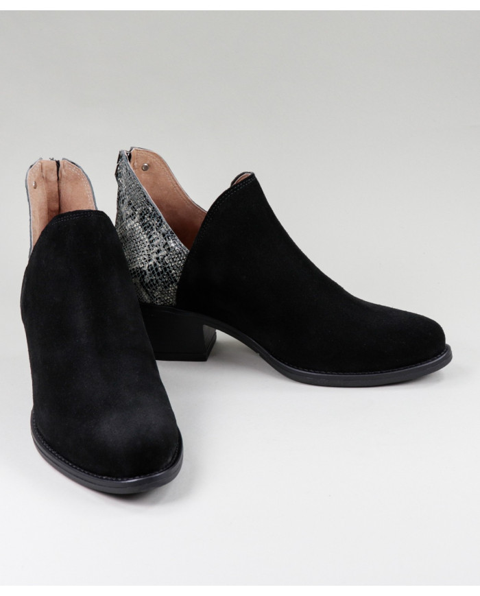 Ginova Women's Boots in Black with Pattern and Clasp Back