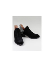 Ginova Women's Boots in Black with Pattern and Clasp Back