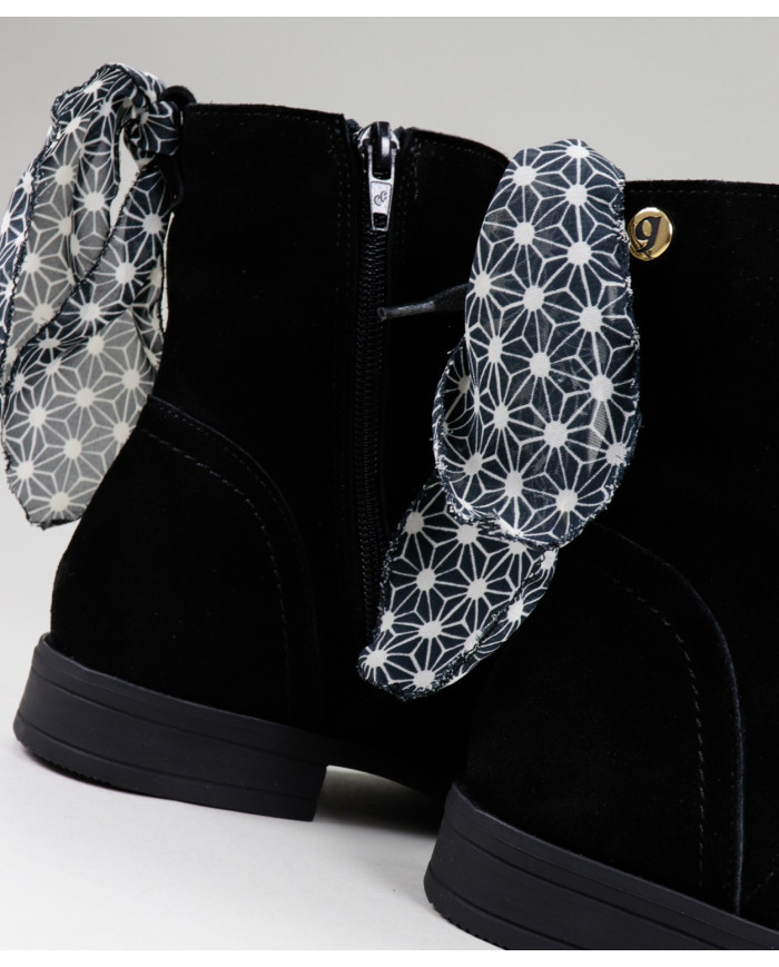Botas Femininas Ginova em Preto com Lenço Atrás