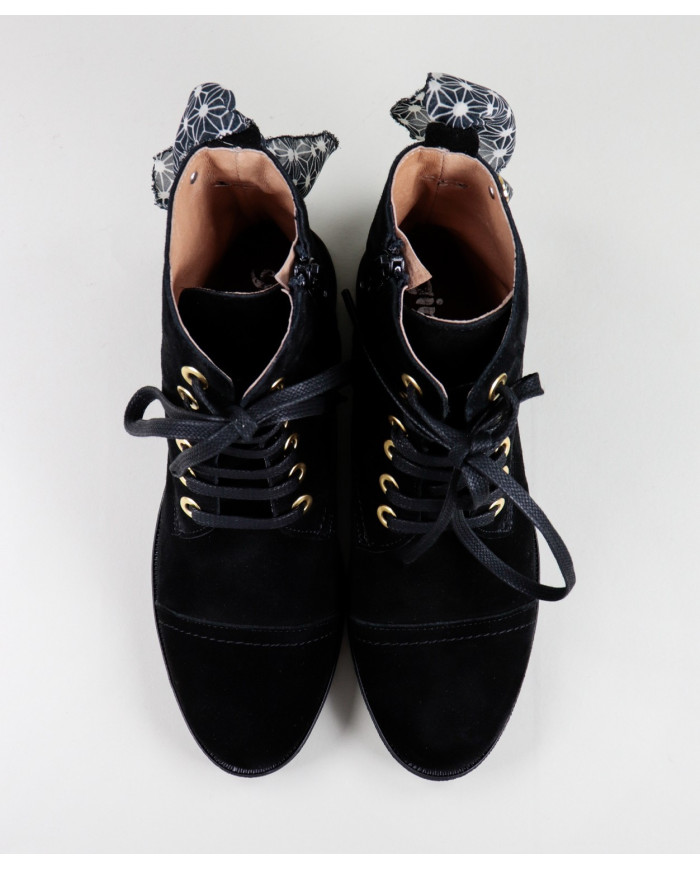 Botas Femininas Ginova em Preto com Lenço Atrás