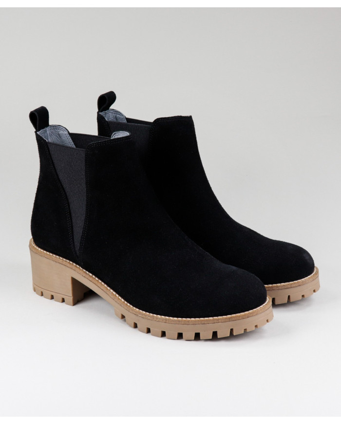 Ginova Women's Boots in Black with Elastic