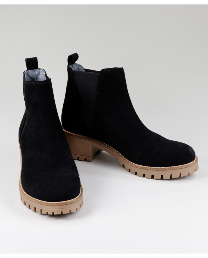 Ginova Women's Boots in Black with Elastic