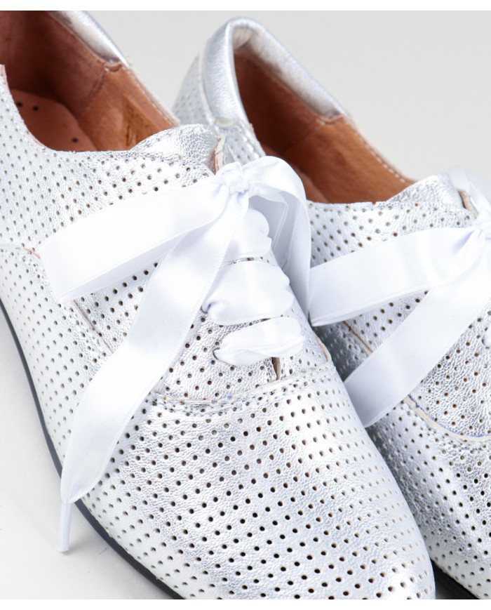 Sapatos Rasos Prata Ginova com Laço de Cetim e Perfurados