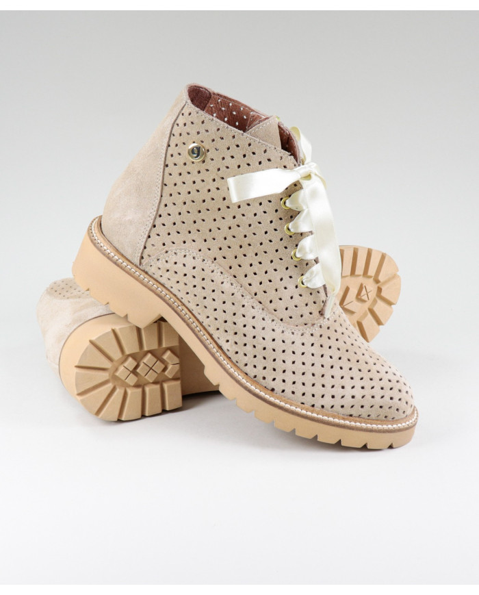 Botas Beje de Senhora Ginova Perfuradas