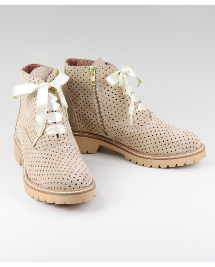 Botas Beje de Senhora Ginova Perfuradas