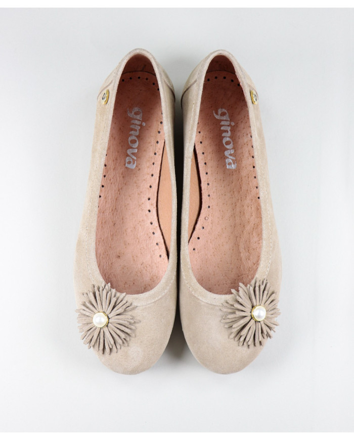 Sabrinas Taupe Ginova Women with Flower