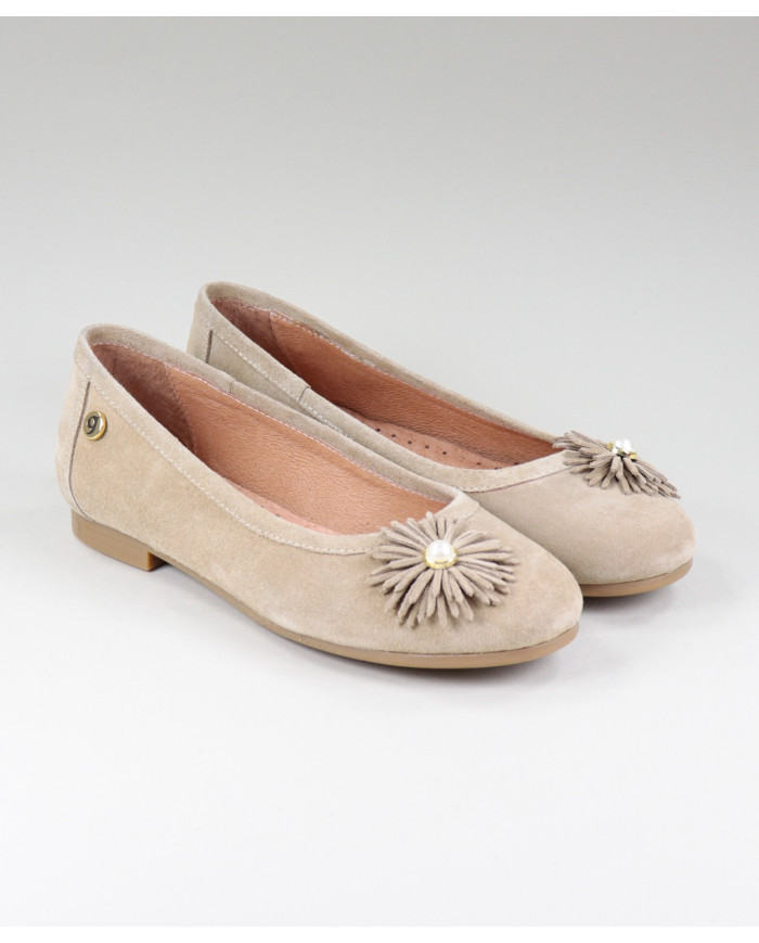 Sabrinas Taupe Ginova Women with Flower