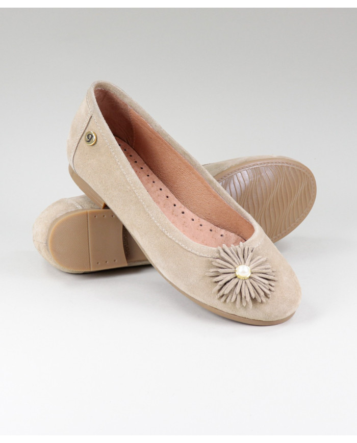 Sabrinas Ginova Women with Flower