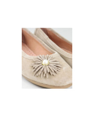 Sabrinas Taupe Ginova Women with Flower