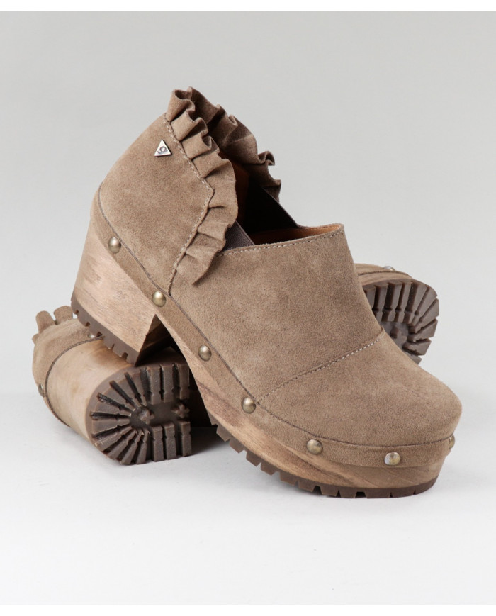 Taupe de Senhora Ginova buttons in Tacão Madeira