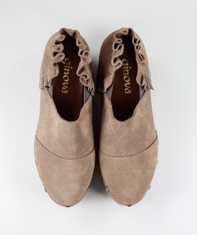 Botins Taupe de Senhora Ginova em Tacão Madeira