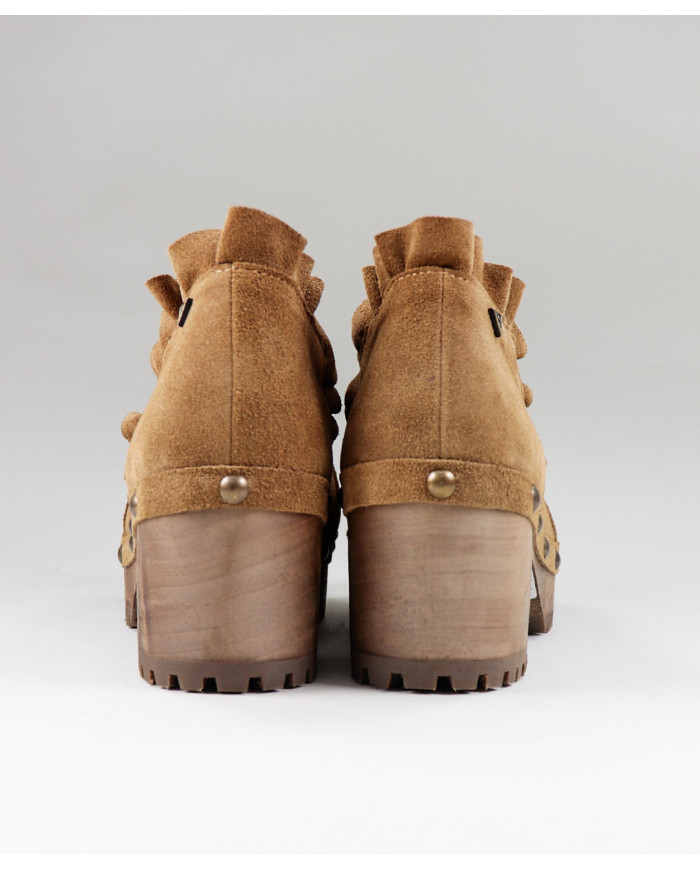 Camel de Senhora Ginova buttons in Tacão Madeira