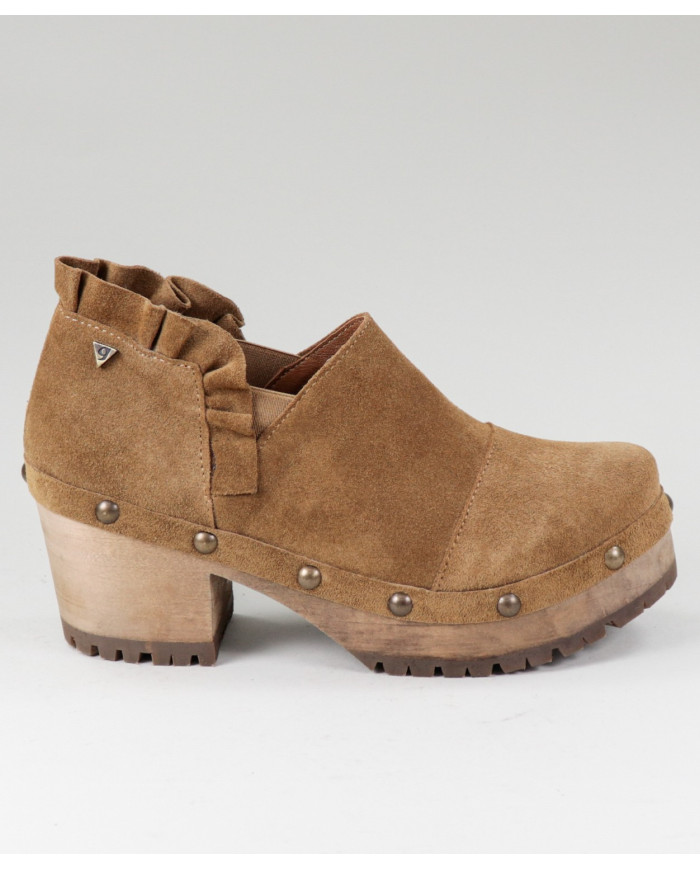 Camel de Senhora Ginova buttons in Tacão Madeira