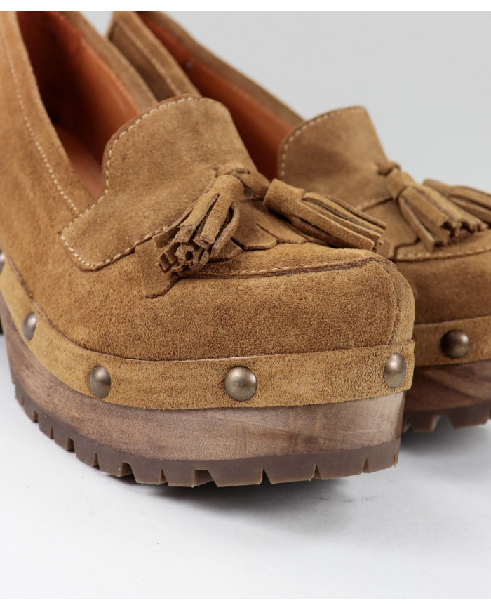 Lady Ginova Camel Shoes on Wood Sole