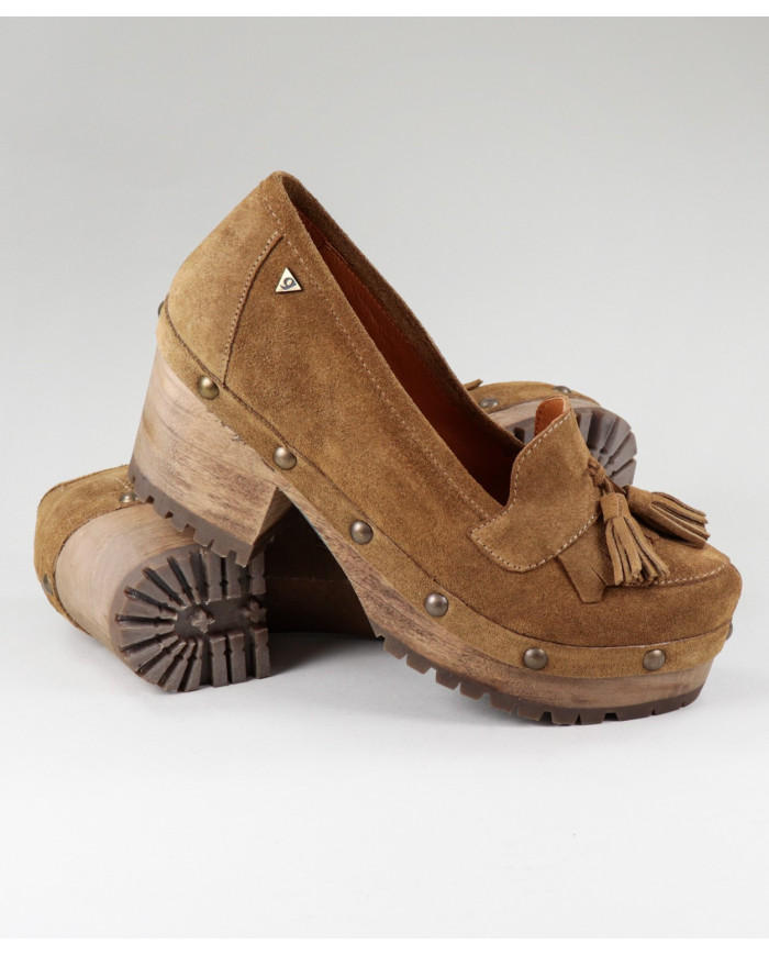 Lady Ginova Camel Shoes on Wood Sole