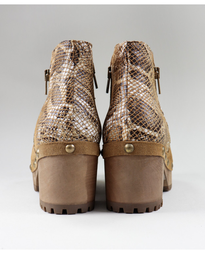 Women's Ginova Boots with Closes on the Laterals