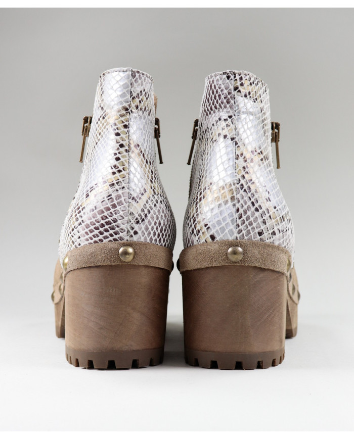 Women's Ginova Boots with Closes on the Laterals