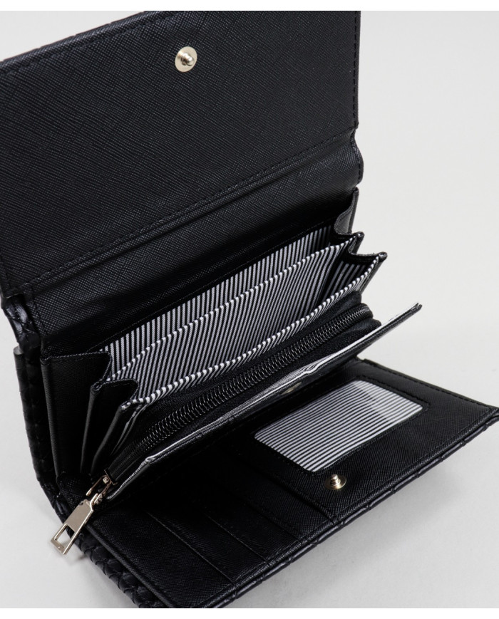 Cartera negra con efecto entrelazado