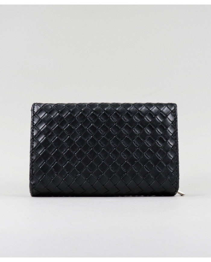 Cartera negra con efecto entrelazado